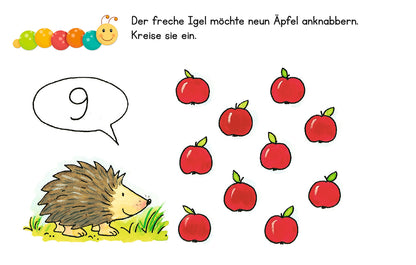 Gezeigt wird eine Innen- oder Zusatzansicht von „Lernraupe – Erste Zahlen“. Die Illustration zeigt einen cartoonhaften Igel mit braunem Stachelkleid, der auf einer grünen Wiese steht. Über ihm ist die Zahl „9“ in einer klaren, freundlichen Schriftart abgebildet. Rechts sind neun rote Äpfel angeordnet, die zum Zählen anregen. Oben links ist eine bunte Reihe von Punkten mit einem lächelnden Gesicht, was die Seite fröhlich und einladend wirken lässt.