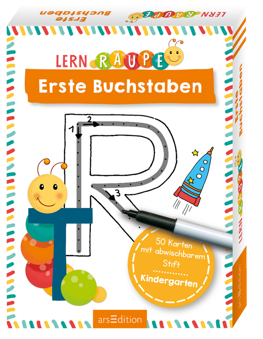 Das Buchcover zeigt eine fröhliche, bunte Gestaltung mit einer großen, grau umrandeten Buchstabenskizze des Buchstabens „R“ auf einem weißen Hintergrund. Über dem Buchstaben steht in orangefarbenen Blockbuchstaben „Erste Buchstaben“. Oben sind pastellfarbene Kreise und eine freundliche Raupe abgebildet, während unten eine Zeichnung eines Stiftes und ein kleines Raumschiff mit einer farbenfrohen Grundpalette zu sehen ist. In der unteren rechten Ecke befindet sich der Hinweis „50...