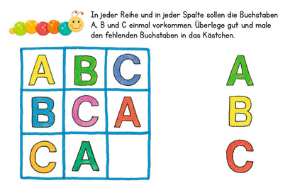 Gezeigt wird eine Innen- oder Zusatzansicht von „Lernraupe – Erste Buchstaben“. Die Darstellung zeigt ein farbenfrohes Gitter mit den Buchstaben A, B und C in verschiedenen Kästchen. Die Buchstaben sind in bunten Farben gehalten, darunter Blau, Grün, Rot, Rosa und Gelb. Über dem Gitter befindet sich eine kleine, lächelnde Raupe in bunten Farben. Der Text gibt eine Anleitung, die fehlenden Buchstaben in die Kästchen zu malen. Die Schrift ist klar und gut lesbar.
