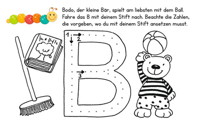 Gezeigt wird eine Innen- oder Zusatzansicht von „Lernraupe – Erste Buchstaben“. Die Illustration zeigt einen großen Buchstaben „B“ in der Mitte, umgeben von bunten, spielerischen Elementen. Links befindet sich ein Bilderbuch mit einer Wolke, rechts ein fröhlicher Bär mit einem Ball. Darunter sind nummerierte Anleitungen zum Nachfahren des Buchstabens zu sehen. Die Farben sind hell und einladend, die Typografie ist klar und kindgerecht gestaltet.