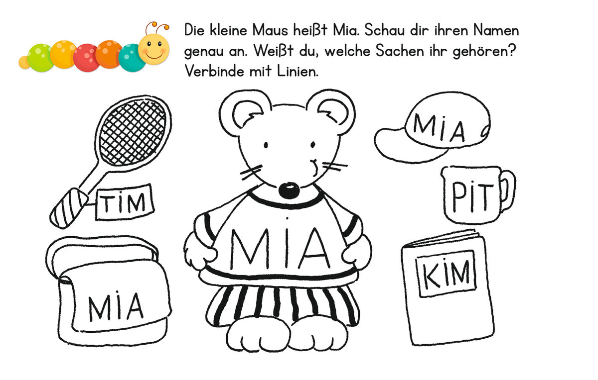 Gezeigt wird eine Innen- oder Zusatzansicht von „Lernraupe – Erste Buchstaben“. Die Abbildung zeigt eine niedliche Maus namens Mia, die ein Shirt mit ihrem Namen trägt. Neben ihr sind verschiedene Gegenstände abgebildet, die Namen wie „TIM“, „KIM“ und „PIT“ tragen, sowie ein Tennisschläger. Die Illustrationen sind in einer klaren, beigen Farbpalette gehalten, umrahmt von spielerischen, handgezeichneten Linien. Der Text befindet sich oben und verwendet eine freundliche, gut...