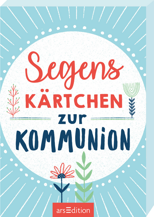 Auf dem Cover stehen die Worte „Segens Kärtchen zur KOMMUNION“ in verspielten, bunten Schriftarten. Der Titel ist in einem lebhaften Rot und Dunkelblau gehalten, während der Hintergrund in sanften Blautönen gestaltet ist und von einem Muster aus Linien und Punkten umrahmt wird. Zarte florale Illustrationen in Grün und Rot umgeben den Schriftzug und verleihen dem Cover eine fröhliche, einladende Atmosphäre. Ganz unten mittig steht der Logoschriftzug von arsEdition.