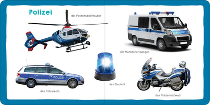Gezeigt wird eine Innen- oder Zusatzansicht von „Meine ersten 100 Fahrzeuge“. Die Seite ist in einem klaren Layout mit einem blauen Rahmen gestaltet. In der Mitte befindet sich der Schriftzug „Polizei“ in großen, auffälligen Buchstaben. Darunter sind verschiedene Polizeifahrzeuge abgebildet: ein Polizeihubschrauber, ein Polizeiauto, ein Mannschaftswagen und ein Polizeimotorrad. Zusätzlich ist ein Blaulicht abgebildet. Die Nutzung von kontrastreichen Farben und deutlicher Typografie...