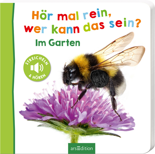 Das Buchcover zeigt eine detailreiche Nahaufnahme einer Biene auf einer lila Blüte, umgeben von grünem Blattwerk. Der Titel „Hör mal rein, wer kann das sein? Im Garten“ ist in bunten, fröhlichen Buchstaben gestaltet und vermittelt eine einladende Atmosphäre. Ein runder Button mit dem Text „STREICHEN &amp; HÖREN“ ist links platziert und hebt den interaktiven Charakter des Buches hervor. Ganz unten mittig steht der Logoschriftzug von arsEdition.