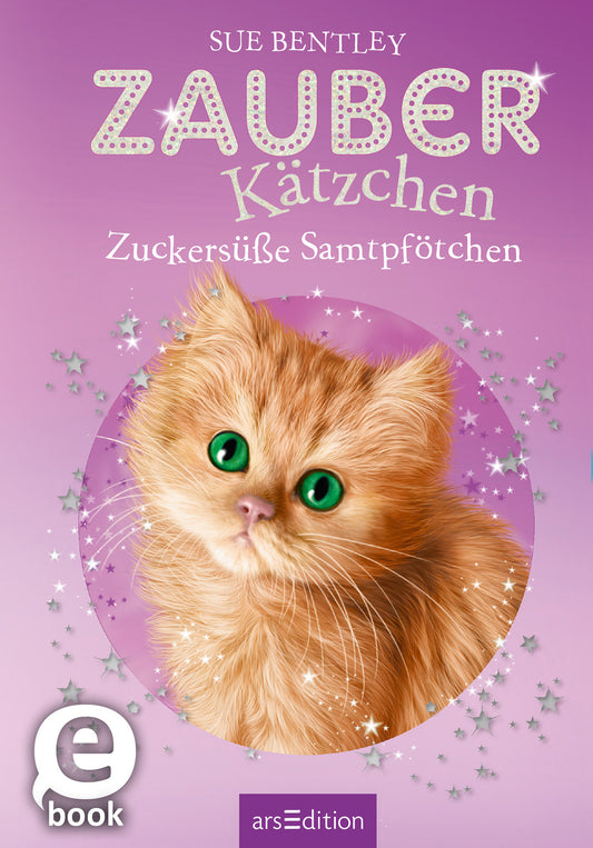 Das Buchcover zeigt ein kätzchenhaftes, orangefarbenes Tier mit großen, grünen Augen auf einem sanften, lila Hintergrund. Der Titel „ZAUBER Kätzchen“ ist in verspielter, glitzernder Schrift oben platziert, während der Untertitel „Zuckersüße Samtpfötchen“ darunter steht. Funkelnde Sterne umgeben das Kätzchen und verleihen dem Cover eine magische Atmosphäre. Oben links befindet sich der Name der Autorin Sue Bentley. Unten links steht ein „eBook“-Symbol. Ganz unten mittig...