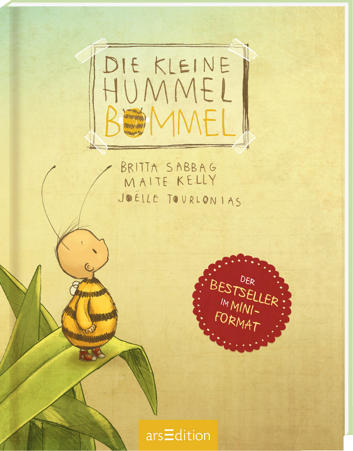 Das Buchcover zeigt eine fröhliche, cartoonartige Hummel mit einem gelb-schwarz- gestreiften Körper. Sie steht auf einem grünen Blatt. Oben ist der Titel „Die kleine Hummel Bommel“ in einer verspielten Schriftart zu sehen. Die Namen der Autorinnen Britta Sabbag, Maite Kelly und der Illustratorin Joëlle Tourlonias sind darunter in kleinerer Schrift platziert. Ein rotes, rundes Siegel mit dem Text „DER BESTSELLER im Mini-Format“ ist ebenfalls sichtbar. Ganz unten mittig steht der...