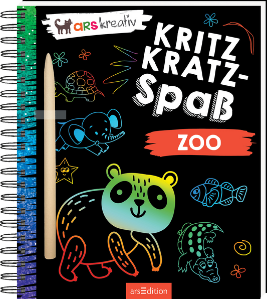 Das Buchcover zeigt einen schwarzen Hintergrund, auf dem in bunten, leuchtenden Farben verschiedene Tierzeichnungen, wie einen Elefanten, eine Schildkröte und einen Bären, platziert sind. Der Titel „Kritzkatz-Spass“ ist in auffälliger, weißer Schrift gehalten, während „ZOO“ auf einem leuchtend roten Banner steht. Eine Holz-Kratzer auf der linken Seite ergänzt das Design. Ganz unten mittig steht der Logoschriftzug von arsEdition.