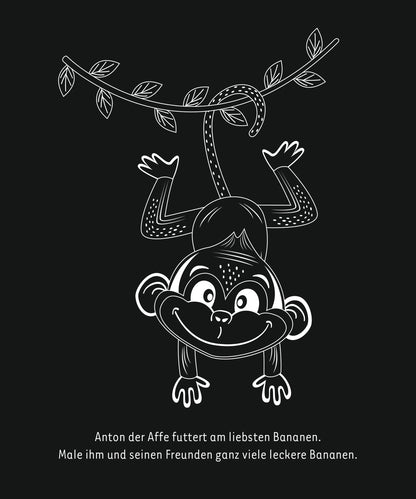 Gezeigt wird eine Innen- oder Zusatzansicht von „Kritzkratz-Spaß Zoo“. Die Illustration zeigt einen fröhlichen Affen, der kopfüber von einem Ast hängt. Der Affe hat große, leuchtende Augen und ein breites Lächeln. Um ihn herum sind charmante, minimalistische Blätter in einem kräftigen Grün zu sehen. Die Schriftart ist kindgerecht, klar und gut lesbar. Der Hintergrund ist in einem sanften Schwarz gehalten, was die bunten Elemente lebendig hervorhebt.