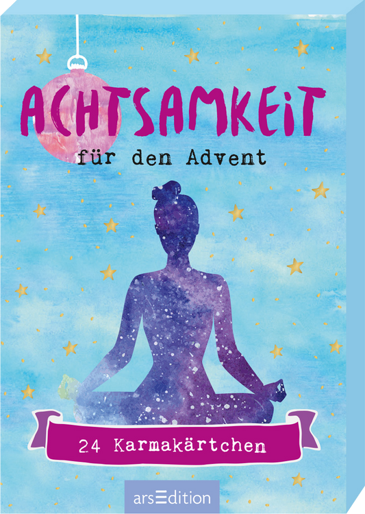 Das Buchcover zeigt eine serene, abstrakte Illustration einer sitzenden Figur in meditierender Pose, eingebettet in einen sanften, blauen Hintergrund mit goldenen Sternen. Über der Figur hängt eine pinke Laterne, die eine einladende Atmosphäre schafft. Der Titel „ACHTSAMKEIT für den Advent“ ist in kräftiger, handschriftlicher Schriftart gehalten, während der Untertitel „24 Karmakärtchen“ in einer bedeutend kleineren Schrift darunter eingebettet ist. Ganz unten mittig steht der...
