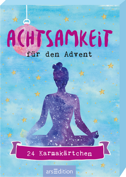 Das Buchcover zeigt eine serene, abstrakte Illustration einer sitzenden Figur in meditierender Pose, eingebettet in einen sanften, blauen Hintergrund mit goldenen Sternen. Über der Figur hängt eine pinke Laterne, die eine einladende Atmosphäre schafft. Der Titel „ACHTSAMKEIT für den Advent“ ist in kräftiger, handschriftlicher Schriftart gehalten, während der Untertitel „24 Karmakärtchen“ in einer bedeutend kleineren Schrift darunter eingebettet ist. Ganz unten mittig steht der...