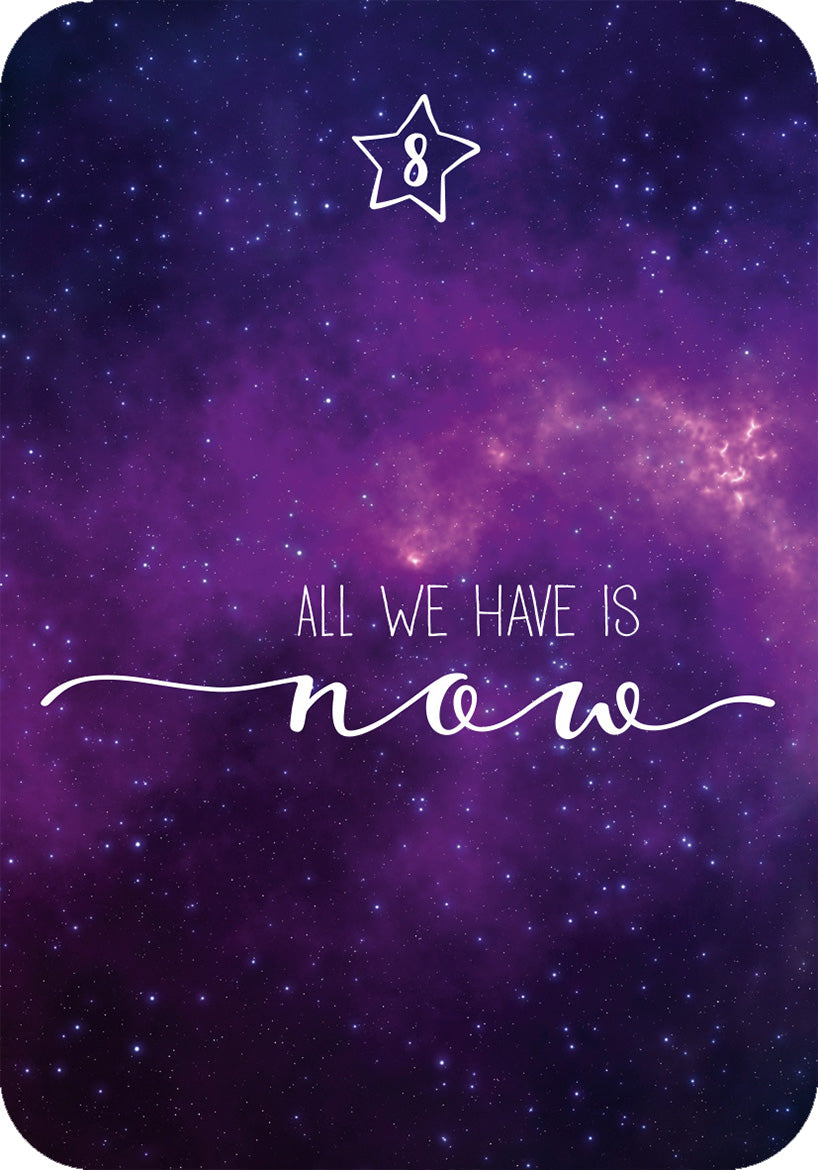 Gezeigt wird eine Innen- oder Zusatzansicht von „Achtsamkeit für den Advent“. Die Karte zeigt einen tiefen, purpurfarbenen Hintergrund mit einem Sternenhimmel, der an die Weite des Universums erinnert. In der oberen Partie prangt eine weiß gefüllte Sternform mit der Zahl 8. Darunter befindet sich in eleganten, geschwungenen Buchstaben der Spruch „all we have is now“, der in harmonischem Weiß gehalten ist und die zentrale Botschaft der Achtsamkeit betont.