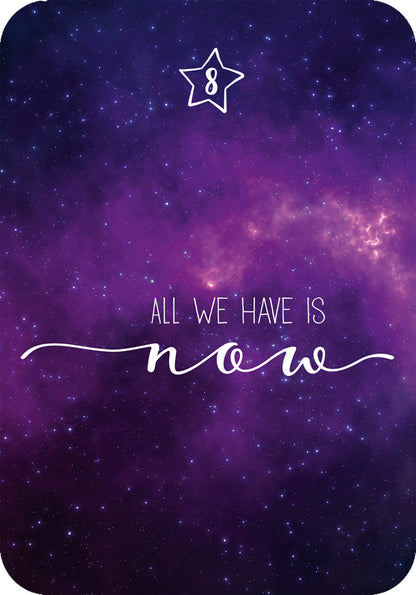 Gezeigt wird eine Innen- oder Zusatzansicht von „Achtsamkeit für den Advent“. Die Karte zeigt einen tiefen, purpurfarbenen Hintergrund mit einem Sternenhimmel, der an die Weite des Universums erinnert. In der oberen Partie prangt eine weiß gefüllte Sternform mit der Zahl 8. Darunter befindet sich in eleganten, geschwungenen Buchstaben der Spruch „all we have is now“, der in harmonischem Weiß gehalten ist und die zentrale Botschaft der Achtsamkeit betont.