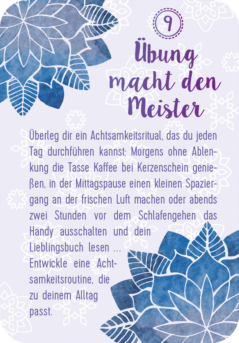 Gezeigt wird eine Innen- oder Zusatzansicht von „Achtsamkeit für den Advent“. Die Seite präsentiert einen sanften, lilafarbenen Hintergrund mit weißen, floralen Mustern. Zentrale Elemente sind die Überschrift „Übung macht den Meister“ in einer geschwungenen, violetten Schrift und die erklärenden Texte in einer gut lesbaren, serifenlosen Schrift. Im oberen Bereich befindet sich die Zahl „9“ in einem dekorativen Kreis, flankiert von großen, blauen Blütenillustrationen, die dem...
