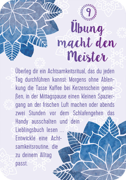 Gezeigt wird eine Innen- oder Zusatzansicht von „Achtsamkeit für den Advent“. Die Seite präsentiert einen sanften, lilafarbenen Hintergrund mit weißen, floralen Mustern. Zentrale Elemente sind die Überschrift „Übung macht den Meister“ in einer geschwungenen, violetten Schrift und die erklärenden Texte in einer gut lesbaren, serifenlosen Schrift. Im oberen Bereich befindet sich die Zahl „9“ in einem dekorativen Kreis, flankiert von großen, blauen Blütenillustrationen, die dem...