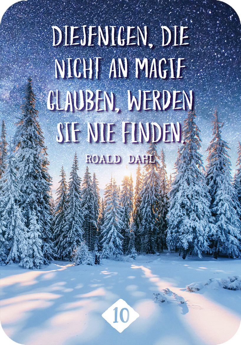 Gezeigt wird eine Innen- oder Zusatzansicht von „Achtsamkeit für den Advent“. Die Illustration zeigt verschneite, hohe Tannen unter einem sternenübersäten Nachthimmel. In großer, weißer Schrift steht das Zitat „Diejenigen, die nicht an Magie glauben, werden sie nie finden“ von Roald Dahl. Der Hintergrund ist in sanften Blautönen gehalten, die liebevolle Gestaltung vermittelt eine ruhige, besinnliche Atmosphäre, ideal für die Adventszeit. Eine dezente, diamantförmige Zahl...