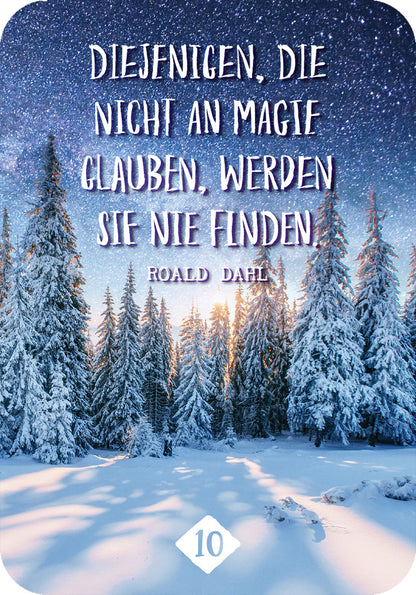 Gezeigt wird eine Innen- oder Zusatzansicht von „Achtsamkeit für den Advent“. Die Illustration zeigt verschneite, hohe Tannen unter einem sternenübersäten Nachthimmel. In großer, weißer Schrift steht das Zitat „Diejenigen, die nicht an Magie glauben, werden sie nie finden“ von Roald Dahl. Der Hintergrund ist in sanften Blautönen gehalten, die liebevolle Gestaltung vermittelt eine ruhige, besinnliche Atmosphäre, ideal für die Adventszeit. Eine dezente, diamantförmige Zahl...
