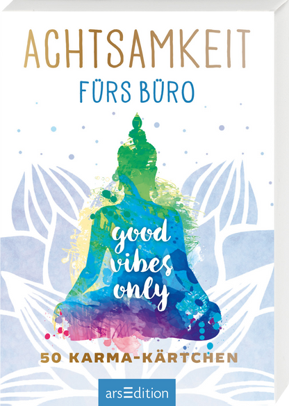 Das Buchcover zeigt den Titel „Achtsamkeit fürs Büro“ in goldener Schrift, während „FÜRS BÜRO“ in einem sanften Blau gehalten ist. Im Mittelpunkt des Covers befindet sich eine farbenfrohe Buddha-Silhouette in mehreren Blau- und Grüntönen, umgeben von blassen, floral angehauchten Elementen. Darunter steht in lebhaftem Weiß „good vibes only“, ergänzt durch den Hinweis „50 Karma-Kärtchen“. Ganz unten mittig steht der Logoschriftzug von arsEdition.