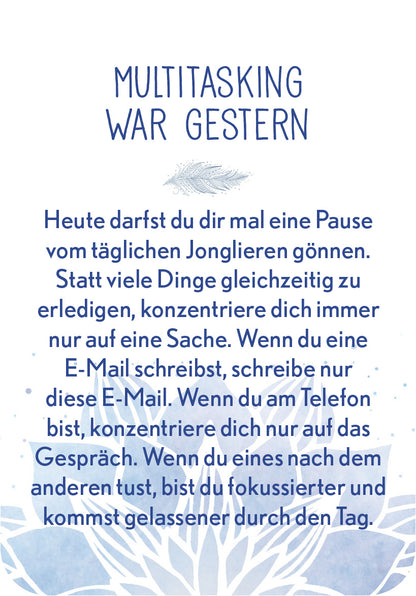Gezeigt wird eine Innen- oder Zusatzansicht von „Achtsamkeit fürs Büro“. Die Gestaltung ist in sanften Blautönen gehalten, die mit einem zarten Blattmotiv harmonieren. Der Titel „MULTITASKING WAR GESTERN“ ist in einer eleganten, handschriftlichen Schriftart in dunklem Blau gesetzt. Der Fließtext, der klare und motivierende Anweisungen zur Achtsamkeit gibt, ist in einer gut lesbaren serifenlosen Schrift, die ebenfalls in Dunkelblau gehalten ist. Die Anordnung der Elemente ist...