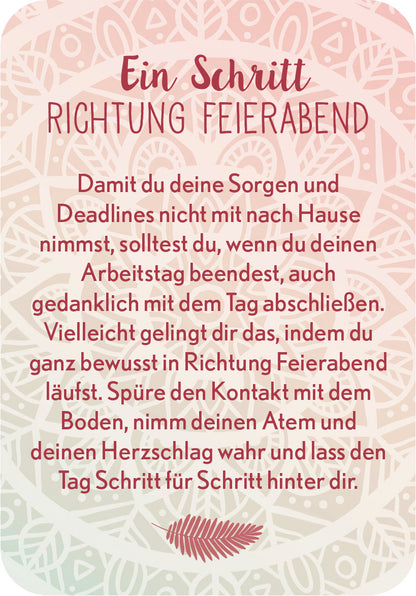 Gezeigt wird eine Innen- oder Zusatzansicht von „Achtsamkeit fürs Büro“. Der Hintergrund ist in sanftem Farbverlauf von Rosa zu Creme gehalten. Der Titel „Ein Schritt Richtung Feierabend“ ist in eleganter, handgeschriebener Typografie in dunklem Rosa platziert. Der beschreibende Text darunter ist in gut lesbarer, serifenloser Schrift in dunkler Farbe verfasst. Eine stilisierte Blattgrafik ziert die untere Ecke, die die gesamte Gestaltung harmonisch abrundet.