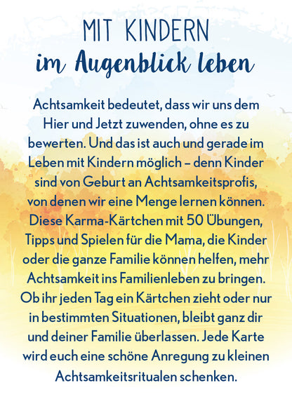 Gezeigt wird eine Innen- oder Zusatzansicht von „Achtsamkeit in der Familie“. Der Hintergrund ist in sanften, aquarellartigen Gelb- und Blautönen gehalten, was einen beruhigenden Eindruck vermittelt. Die zentrale Überschrift „MIT KINDERN im Augenblick leben“ ist in einer verspielten, handschriftlichen Schriftart gestaltet, während der Fließtext in einer gut lesbaren, klassischen Typografie verfasst ist. Der Text beschreibt Übungen zur Förderung von Achtsamkeit innerhalb der...