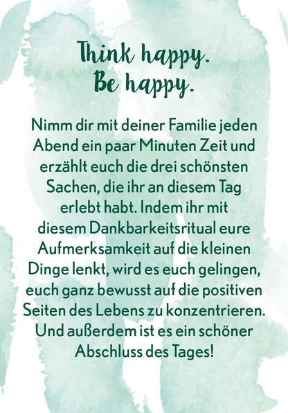 Gezeigt wird eine Innen- oder Zusatzansicht von „Achtsamkeit in der Familie“. Der Text präsentiert sich in einer verspielten, handschriftlich anmutenden Typografie in sanftem Grün auf einem aquarellierten Hintergrund in leichten Mint- und Weißtönen. Die zentrale Botschaft ermutigt Familien, Dankbarkeit praktizieren und bietet eine Anleitung, um Momente des Glücks zu teilen. Die freundliche Gestaltung unterstützt die positive Stimmung des Inhalts.