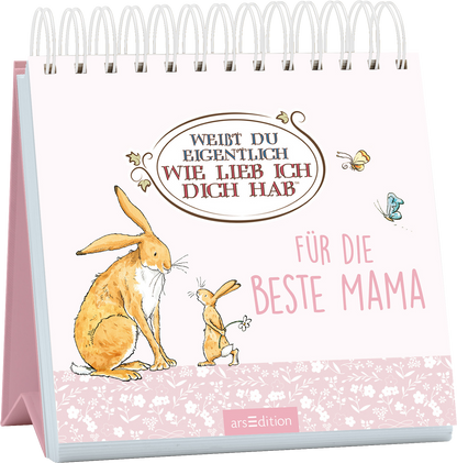Das Buchcover zeigt zwei liebevoll illustrierte Hasen, die sich gegenüberstehen. Der Hintergrund ist in einem sanften Rosa gehalten. Über den Hasen befindet sich ein ovaler Schriftzug in Braun mit dem Text „WEISST DU EIGENTLICH WIE LIEB ICH DICH HAB“. Darunter steht in großen, pinken Buchstaben „FÜR DIE BESTE MAMA“. Am unteren Rand des Covers ist ein zartes Blumenmuster zu erkennen. Ganz unten mittig steht der Logoschriftzug von arsEdition.
