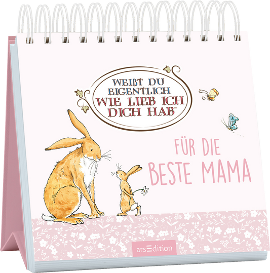Das Buchcover zeigt zwei liebevoll illustrierte Hasen, die sich gegenüberstehen. Der Hintergrund ist in einem sanften Rosa gehalten. Über den Hasen befindet sich ein ovaler Schriftzug in Braun mit dem Text „WEISST DU EIGENTLICH WIE LIEB ICH DICH HAB“. Darunter steht in großen, pinken Buchstaben „FÜR DIE BESTE MAMA“. Am unteren Rand des Covers ist ein zartes Blumenmuster zu erkennen. Ganz unten mittig steht der Logoschriftzug von arsEdition.