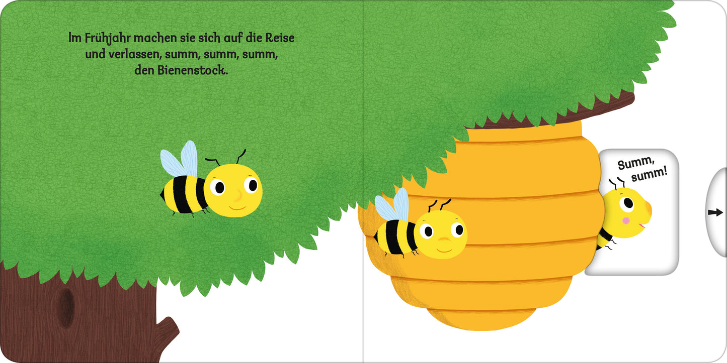 Gezeigt wird eine Innen- oder Zusatzansicht von „Mein erstes Buch von den Bienen“. Die Illustration zeigt eine fröhliche Biene mit gelbem Bauch und schwarzen Streifen, die vor einem Bienenstock schwebt. Der Hintergrund ist in Pastellfarben gehalten, mit einem großen, grünen Baum links und einer hellen Wolkenzeichnung. Über den Bildern steht der Text „Im Frühjahr machen sie sich auf die Reise und verlassen, summ, summ, summ, den Bienenstock“ in kindgerechter, gut lesbarer Schrift.