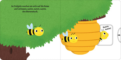 Gezeigt wird eine Innen- oder Zusatzansicht von „Mein erstes Buch von den Bienen“. Die Illustration zeigt eine fröhliche Biene mit gelbem Bauch und schwarzen Streifen, die vor einem Bienenstock schwebt. Der Hintergrund ist in Pastellfarben gehalten, mit einem großen, grünen Baum links und einer hellen Wolkenzeichnung. Über den Bildern steht der Text „Im Frühjahr machen sie sich auf die Reise und verlassen, summ, summ, summ, den Bienenstock“ in kindgerechter, gut lesbarer Schrift.