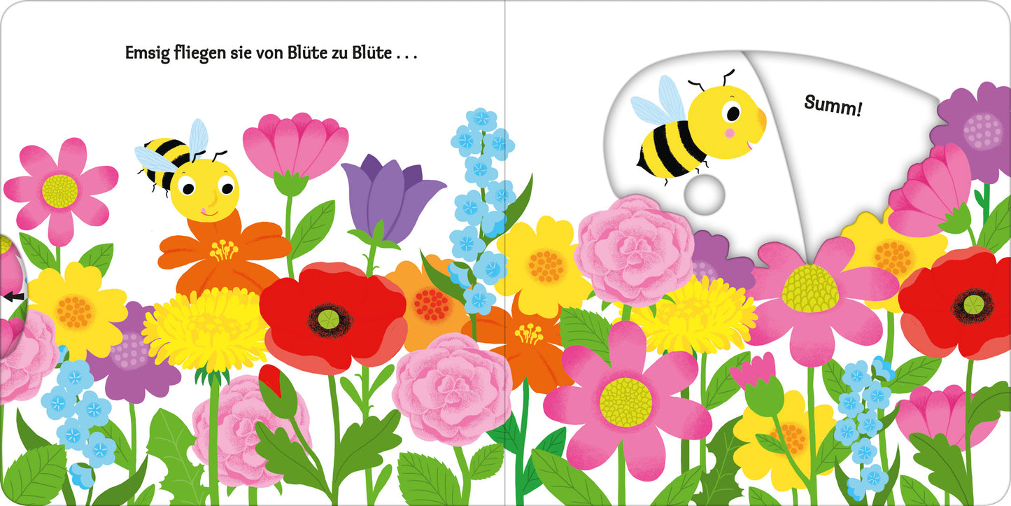 Gezeigt wird eine Innen- oder Zusatzansicht von „Mein erstes Buch von den Bienen“. Die Illustration zeigt eine lebendige Blumenwiese mit bunten, stylisierten Blumen in Gelb, Pink, Lila und Blau. Zwei fröhliche, gelbe Bienen fliegen zwischen den Blüten. Der Text „Emsig fliegen sie von Blüte zu Blüte …“ ist in einer verspielten, gut lesbaren Schriftart angeordnet. Ein Klapp-Element zeigt zusätzlich eine weitere Biene und das Wort „Summ!“, das in einer kindgerechten Typografie...