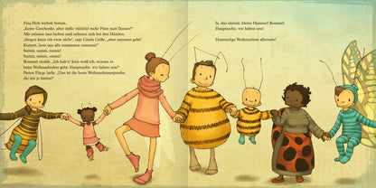 Gezeigt wird eine Innen- oder Zusatzansicht von „Die kleine Hummel Bommel feiert Weihnachten (Mini-Ausgabe)“. Die Illustration zeigt eine fröhliche Szene mit fünf Charakteren in bunten Kostümen, die sich an den Händen halten. Die Farben sind warm und einladend, mit Gelb-, Blau- und Rottönen. Der Hintergrund ist sanft und pastellfarben gehalten. Die Schrift ist klar und kindgerecht gestaltet, mit spielerischen Schriftzügen, die den Text freundlich und ansprechend wirken lassen.