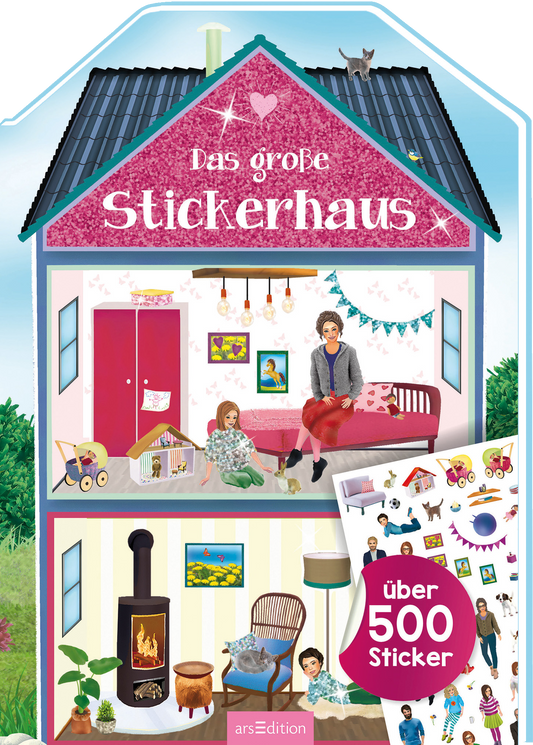 Das Buchcover zeigt ein fröhliches, buntes Haus mit einem pink glitzernden Dach. Auf der Vorderseite sind verschiedene farbige Räume mit Möbeln und Dekorationen dargestellt. In jedem Raum sind spielende Kinder und eine Frau zu sehen, die eine entspannte Atmosphäre vermittelt. Oben auf dem Cover steht in großen, verspielten roten Buchstaben „Das große Stickerhaus“. In der unteren rechten Ecke ist ein Hinweis auf „über 500 Sticker“ in einem roten Kreis. Ganz unten mittig steht der...