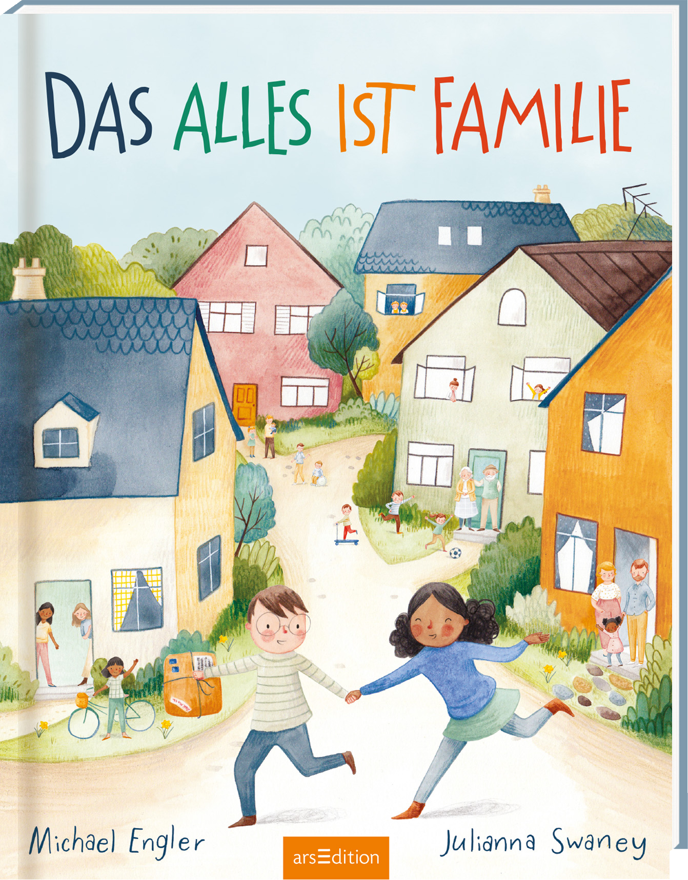 Auf dem Cover des Buches „Das alles ist Familie“ sind fröhliche, pastellfarbene Häuser in verschiedenen Formen und Farben abgebildet. Im Vordergrund laufen ein Junge und ein Mädchen, Hand in Hand, und lächeln sich an. Um sie herum sind weitere Personen und Alltagsszenen dargestellt. Der Titel „Das alles ist Familie“ ist in großen, bunten Buchstaben geschrieben. Ganz unten mittig steht der Logoschriftzug von arsEdition.