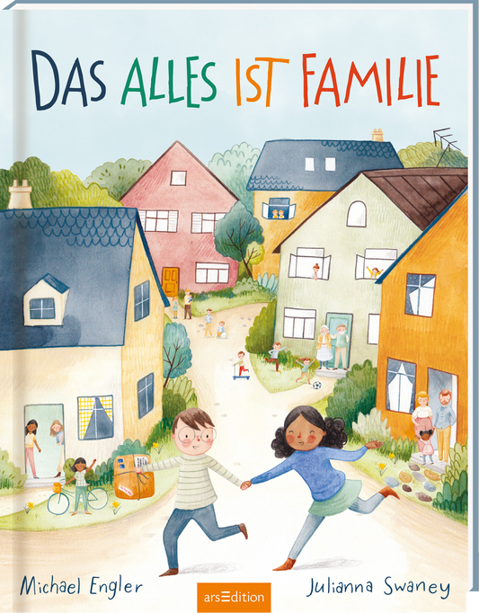 Auf dem Cover des Buches „Das alles ist Familie“ sind fröhliche, pastellfarbene Häuser in verschiedenen Formen und Farben abgebildet. Im Vordergrund laufen ein Junge und ein Mädchen, Hand in Hand, und lächeln sich an. Um sie herum sind weitere Personen und Alltagsszenen dargestellt. Der Titel „Das alles ist Familie“ ist in großen, bunten Buchstaben geschrieben. Ganz unten mittig steht der Logoschriftzug von arsEdition.