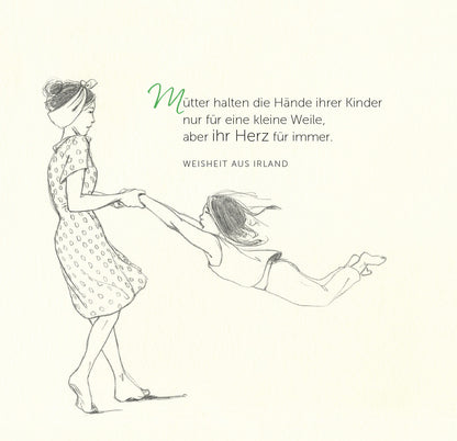 Gezeigt wird eine Innen- oder Zusatzansicht von „Mama – Eine Liebeserklärung an alle Mütter“. Die Illustration zeigt eine Mutter, die mit einem Kind tanzt. Die Mutter trägt ein gepunktetes Kleid und hat ein Haarband im Haar. Das Kind, mit ausgebreiteten Armen, wirkt fröhlich und unbeschwert. Der Text in eleganter Schriftfarbe zeigt eine irische Weisheit über die Liebe zwischen Müttern und Kindern. Die dominierenden Farben sind sanfte Pastelltöne, die eine liebevolle Atmosphäre...