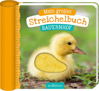 Das Buchcover zeigt ein gelbes Entenküken auf grünem Gras, das cute und lebendig wirkt. Oben steht in verspielter Schrift „Mein großes Streichelbuch“ in Orange, darunter befindet sich das Wort „BAUERNHOF“ in Blau. Die linke Seite des Covers ist in hellen Gelbtönen gestaltet und zeigt eine wellenförmige Struktur. Es gibt keine zusätzlichen Auszeichnungen. Ganz unten mittig steht der Logoschriftzug von arsEdition.