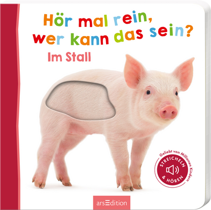 Das Buchcover zeigt ein niedliches, rosa Ferkel, das in der Mitte des Covers steht. Über dem Ferkel ist in bunten Buchstaben der Titel „Hör mal rein, wer kann das sein?“ platziert, während darunter „Im Stall“ in einer klaren, roten Schrift zu sehen ist. Oben rechts ist ein Button mit dem Text „Geliebt von Millionen Kindern“ zu finden. Ganz unten mittig steht der Logoschriftzug von arsEdition.