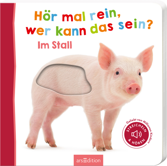 Das Buchcover zeigt ein niedliches, rosa Ferkel, das in der Mitte des Covers steht. Über dem Ferkel ist in bunten Buchstaben der Titel „Hör mal rein, wer kann das sein?“ platziert, während darunter „Im Stall“ in einer klaren, roten Schrift zu sehen ist. Oben rechts ist ein Button mit dem Text „Geliebt von Millionen Kindern“ zu finden. Ganz unten mittig steht der Logoschriftzug von arsEdition.