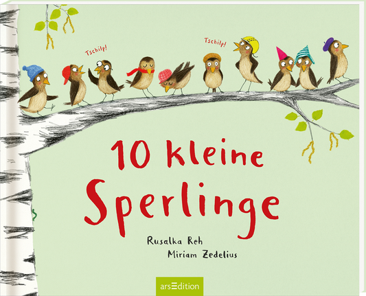 Auf einem hellgrünen Hintergrund sitzen zehn kleine Sperlinge auf einem Ast. Sie tragen bunte Hüte in verschiedenen Farben und scheinen lebhaft zu kommunizieren. Über ihnen schwirren die Worte „Tschilp!“ in fröhlichen Buchstaben. Die Titel „10 kleine Sperlinge“ sind in großen, roten Buchstaben gestaltet, was eine fröhliche Atmosphäre vermittelt. Unten rechts ist der Urhebername „Rusalka Reh“ und „Miriam Zedelius“ abgedruckt. Ganz unten mittig steht der Logoschriftzug von...