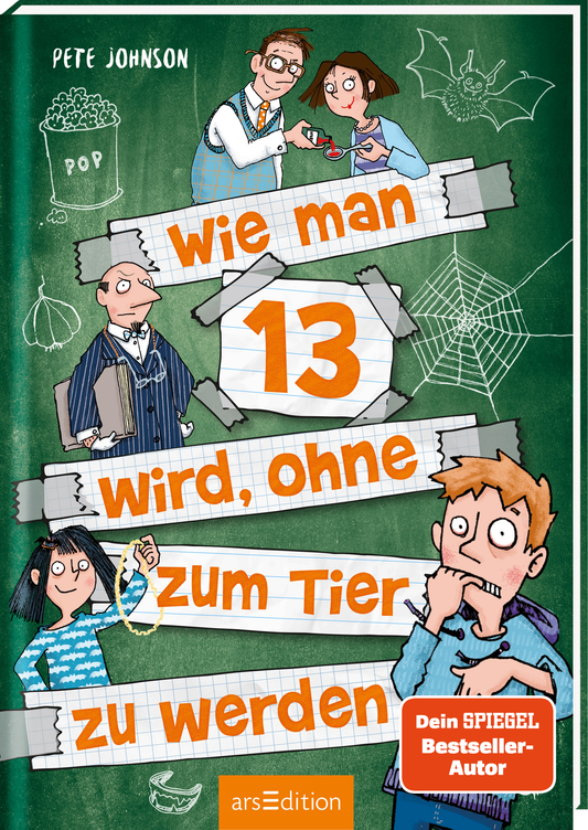 Das Cover von &quot;Wie man 13 wird, ohne zum Tier zu werden&quot; von Pete Johnson zeigt auf einem grünen Hintergrund einen Jungen mit ängstlicher Miene, der sich auf die Finger beißt. Um ihn herum sind Skizzen von gruseligen Dingen angeordnet. Außerdem werden verschiedene andere Figuren abgebildet. Darunter eine Frau mit einem Löffel mit einer roten Flüssigkeit, ein Mädchen mit schwarzen Haaren und zwei Männer. Der Titel ist in großen, orangen Buchstaben auf weißen, angerissenen...