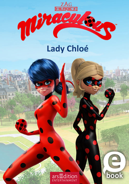 Das Cover zeigt zwei stilisierte Figuren im Superhelden-Look, beide mit schwarzen Punkten auf roten und schwarzen Anzügen. Die Frau links hat blaue Haare, während die rechts blonde Haare trägt. Über den Figuren steht der Titel „Miraculous“ in auffälliger roter Schrift, darunter folgt der Name „Lady Chloé“. Der Hintergrund zeigt eine Stadtlandschaft unter blauem Himmel. Ganz unten mittig steht der Logoschriftzug von arsEdition.