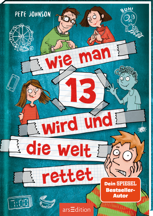 Das Cover von "Wie man 13 wird und die Welt rettet" von Pete Johnson zeigt auf einem blauen Hintergrund einen Jungen mit ängstlicher Miene. Um ihn herum sind Skizzen von gruseligen Dingen angeordnet. Außerdem werden verschiedene andere Figuren abgebildet. Darunter seine Eltern mit fröhlichem Gesichtsausdruck und ein Mädchen mit braunen Haaren. Außerdem ist ein weiterer Junge schemenhaft zu erkennen. Der Titel ist in großen, roten Buchstaben auf weißen, angerissenen Notizzetteln...