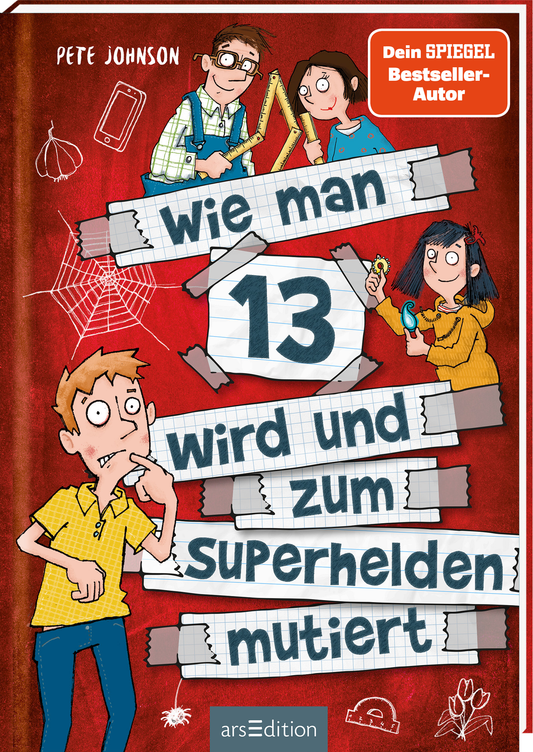 Auf dem Cover von &quot;Wie man 13 wird und zum Superhelden mutiert&quot; sind auf rotem Hintergrund vier Figuren abgebildet: ein Junge fragendem Gesichtsausdruck, ein Mädchen mit schwarzen Haaren und zwei erwachsene Personen, die einen Meterstab halten. Die Titelzeilen sind in kräftigen, handschriftlichen Buchstaben auf weißem Papier platziert und lauten „Wie man 13 wird und zum Superhelden mutiert“. Oben links befindet sich der Hinweis „Dein SPIEGEL Bestseller-Autor“. Ganz unten...