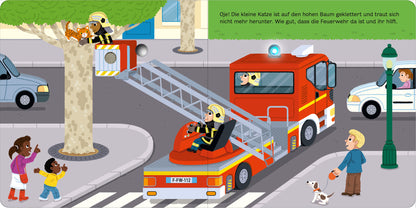 Gezeigt wird eine Innen- oder Zusatzansicht von „Mein blinkendes Soundbuch – Im Einsatz“. Die Illustration zeigt eine Feuerwehr im Einsatz, mit zwei Feuerwehrmännern, die eine Katze aus einem Baum retten. Die Farben sind leuchtend und freundlich, darunter Rot für das Feuerwehrfahrzeug und Grün für den Baum. Neben dem Baum stehen Kinder, die gespannt zuschauen, und ein Mann mit einem Hund. Die Typografie ist klar und kindgerecht gestaltet.