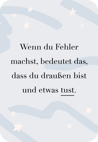 Gezeigt wird eine Innen- oder Zusatzansicht von „Be brave!“. Der Hintergrund ist in einem sanften Hellblau gehalten und mit sanften, geschwungenen Linien sowie kleinen, weißen Sternen verziert. Der Text ist in einer eleganten, großen Serifenschrift in Schwarz gehalten. Die zentrale Aussage lautet: „Wenn du Fehler machst, bedeutet das, dass du draußen bist und etwas tust.“ Die Schrift wirkt freundlich und einladend, unterstützt durch den harmonischen Farbkontrast.