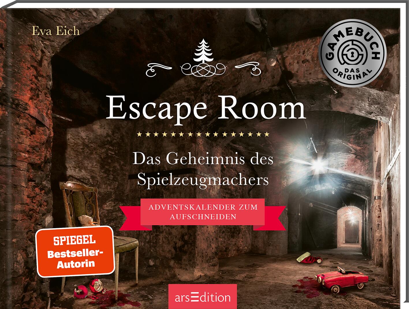 Buchcover von 'Escape Room - Das Geheimnis des Spielzeugmachers' von Eva Eich. Zu sehen sind ein düsterer Keller, ein alter Stuhl, zerbrochene Weihnachtskugeln und ein rotes Spielzeugauto. Ein rotes Banner weist auf den Adventskalender hin. Labels: 'Gamebuch - Das Original', 'SPIEGEL Bestseller-Autorin' und das arsEdition-Logo.