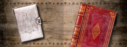 Gezeigt wird eine Innen- oder Zusatzansicht von „Escape Room. Das Geheimnis des Spielzeugmachers“. Die Darstellung zeigt eine silberne, metallische Box links und ein rot-goldenes Buch rechts. Der Hintergrund ist eine rustikale Holzoptik, versehen mit kleinen Herzsymbolen, die in einem leicht helleren Farbton gehalten sind. Die Typografie ist elegant und verspielt, passend zum Thema des Spiels, und die Farben vermitteln ein Gefühl von Geheimnis und Abenteuer.