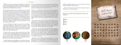 Gezeigt wird eine Innen- oder Zusatzansicht von „Escape Room. Das Geheimnis des Spielzeugmachers“. Das Bild zeigt eine offene Buchseite mit klassischer, gut lesbarer Serifenschrift in Schwarz auf hellem Hintergrund. Links sind Textabschnitte in einem klaren Layout präsentiert, während rechts eine Holzoptik mit einem Hinweisblock in Grau, der den Text „ALLE Hinweise sind wichtig“ trägt, dominiert. Drei kleine strategisch angeordnete Bildsymbole am unteren Rand zeigen verschiedene...