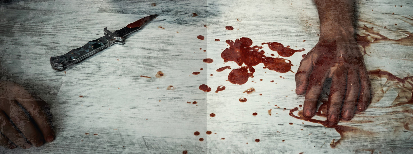 Gezeigt wird eine Innen- oder Zusatzansicht von „Escape Room. Das Geheimnis des Spielzeugmachers“. Die Szene zeigt einen Holzuntergrund mit blutigen Flecken und einem kleinen Messer. Zwei Hände sind sichtbar, eine davon mit Blut beschmiert. Die Farbgebung ist düster, dominiert von Grautönen und tiefroten Akzenten. Die Typografie des Titels könnte in einem spannungsgeladenen, markanten Stil gehalten sein, um die düstere Atmosphäre zu unterstreichen.