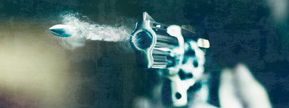 Gezeigt wird eine Innen- oder Zusatzansicht von „Escape Room. Das Geheimnis des Spielzeugmachers&quot;. Das Bild zeigt die Großaufnahme einer Waffe, aus der gerade ein Projektil abgefeuert wird vor dunklem, unheimlichem Hintergrund.